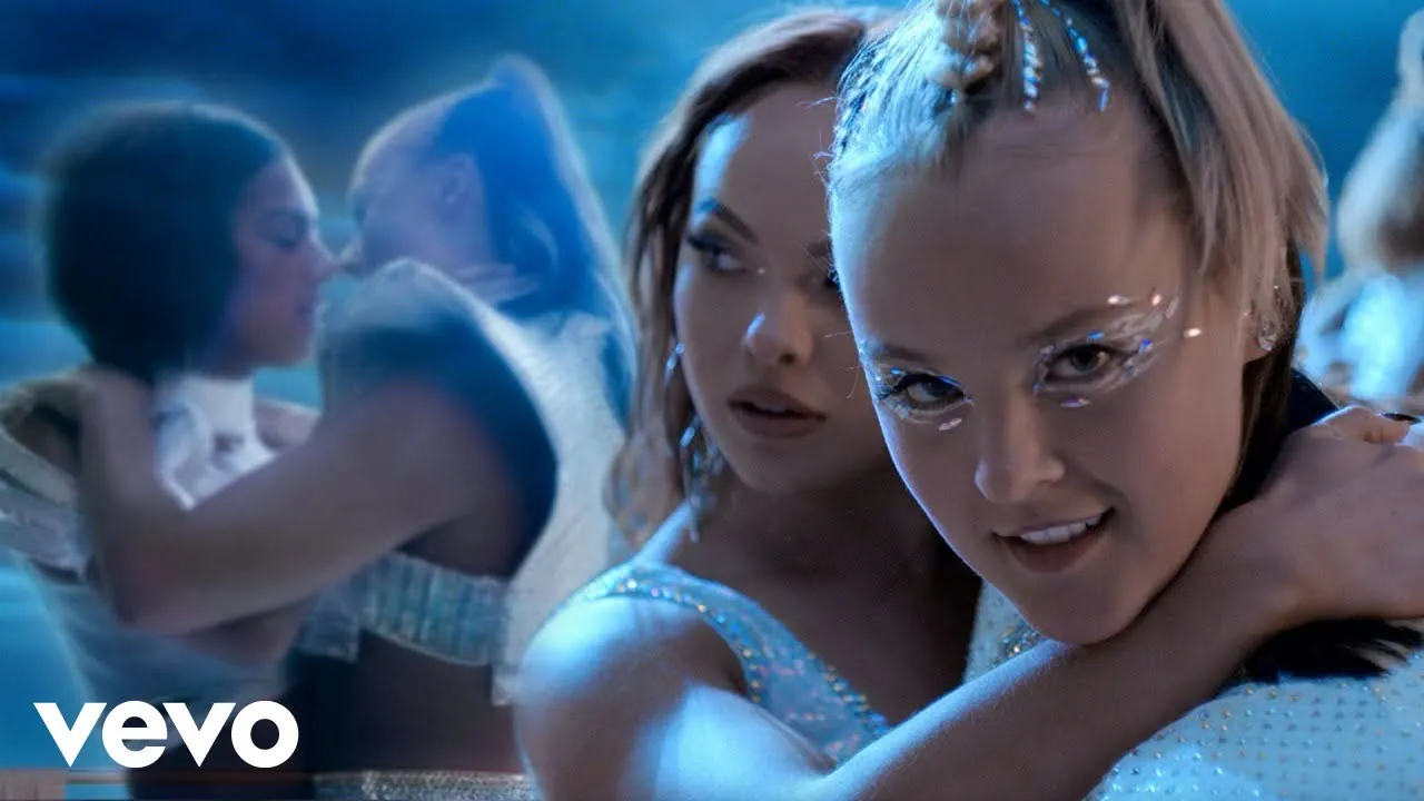El vídeo musical lésbico de JoJo Siwa, "Karma", incendia Internet