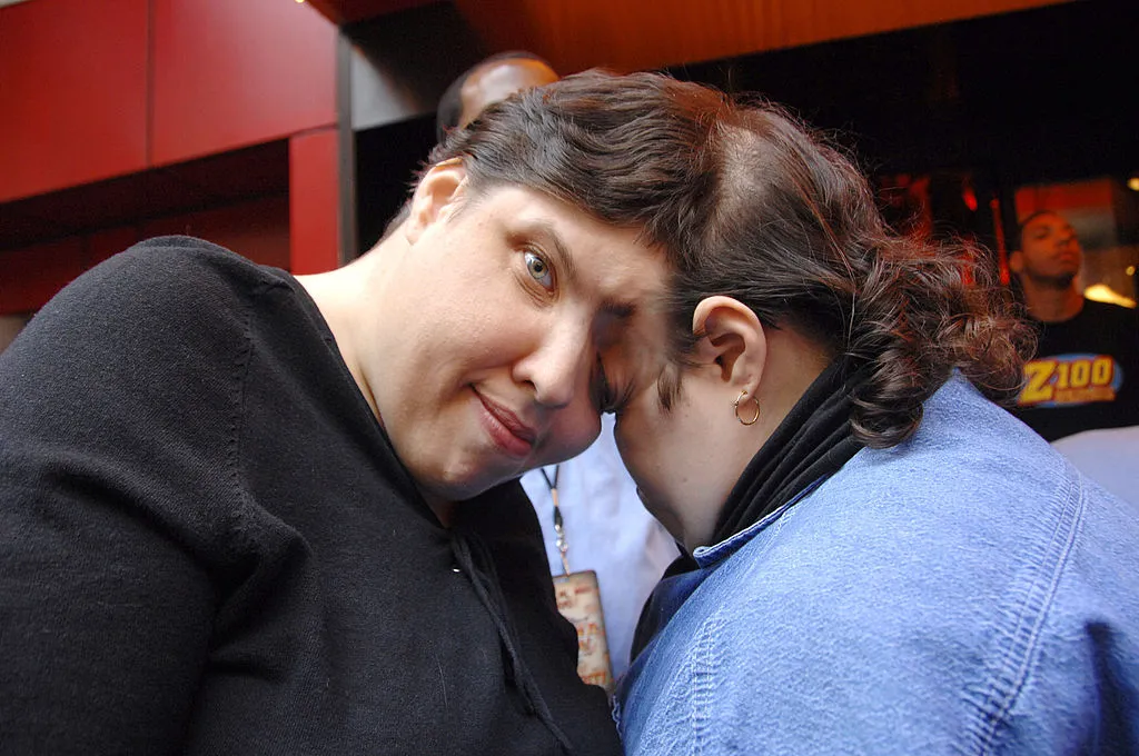 Homenaje a las "inspiradoras" gemelas unidas mayores fallecidas en abril, una de ellas transexual