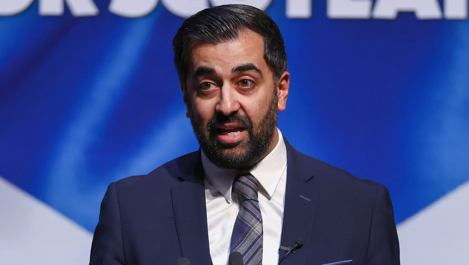Humza Yousaf defiende la ley escocesa contra los delitos de odio tras las críticas de Elon Musk y Joe Rogan