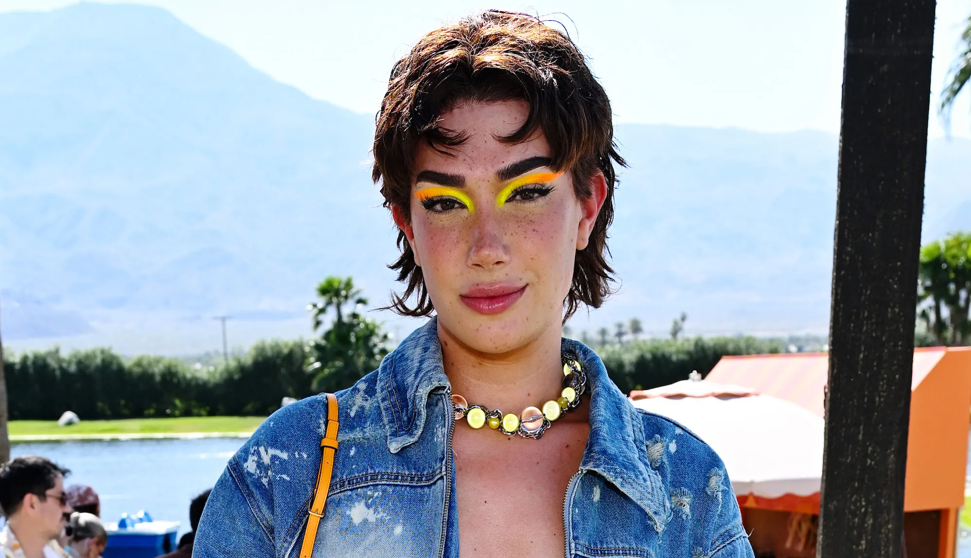 James Charles presenta su nuevo single en Coachella, e Internet opina lo mismo