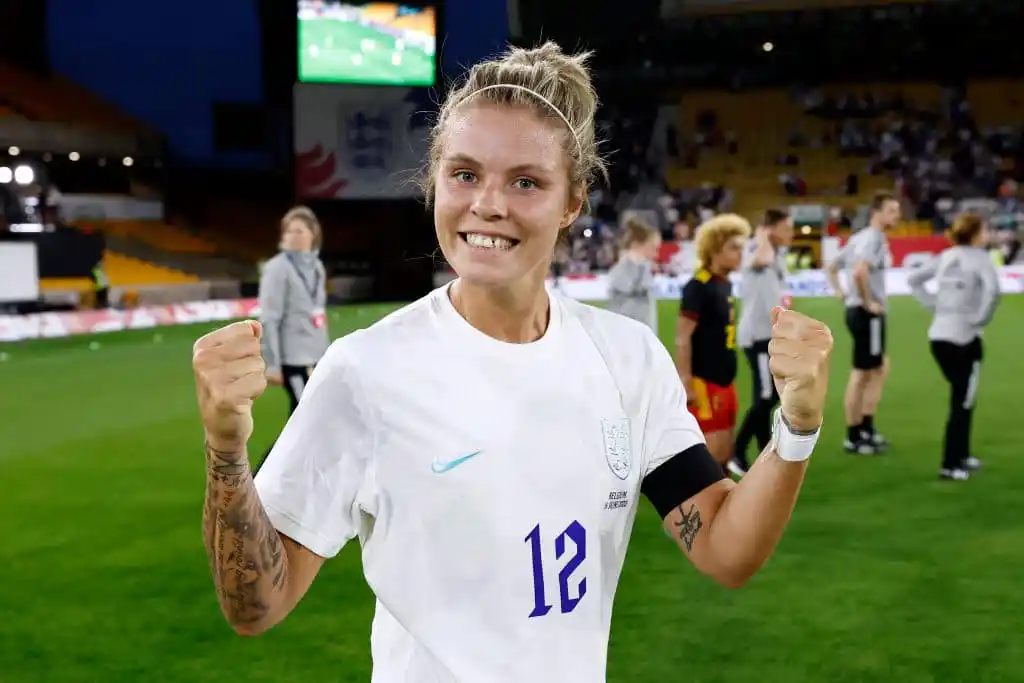 Rachel Daly, leyenda del fútbol LGBTQ+, anuncia su retirada internacional en un emotivo comunicado