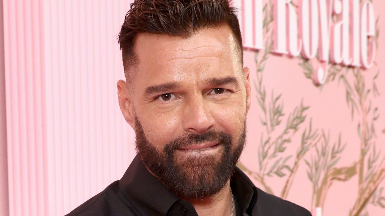Ricky Martin abraza la etiqueta de 'sex symbol' y presume de V con pantalones de tiro bajo