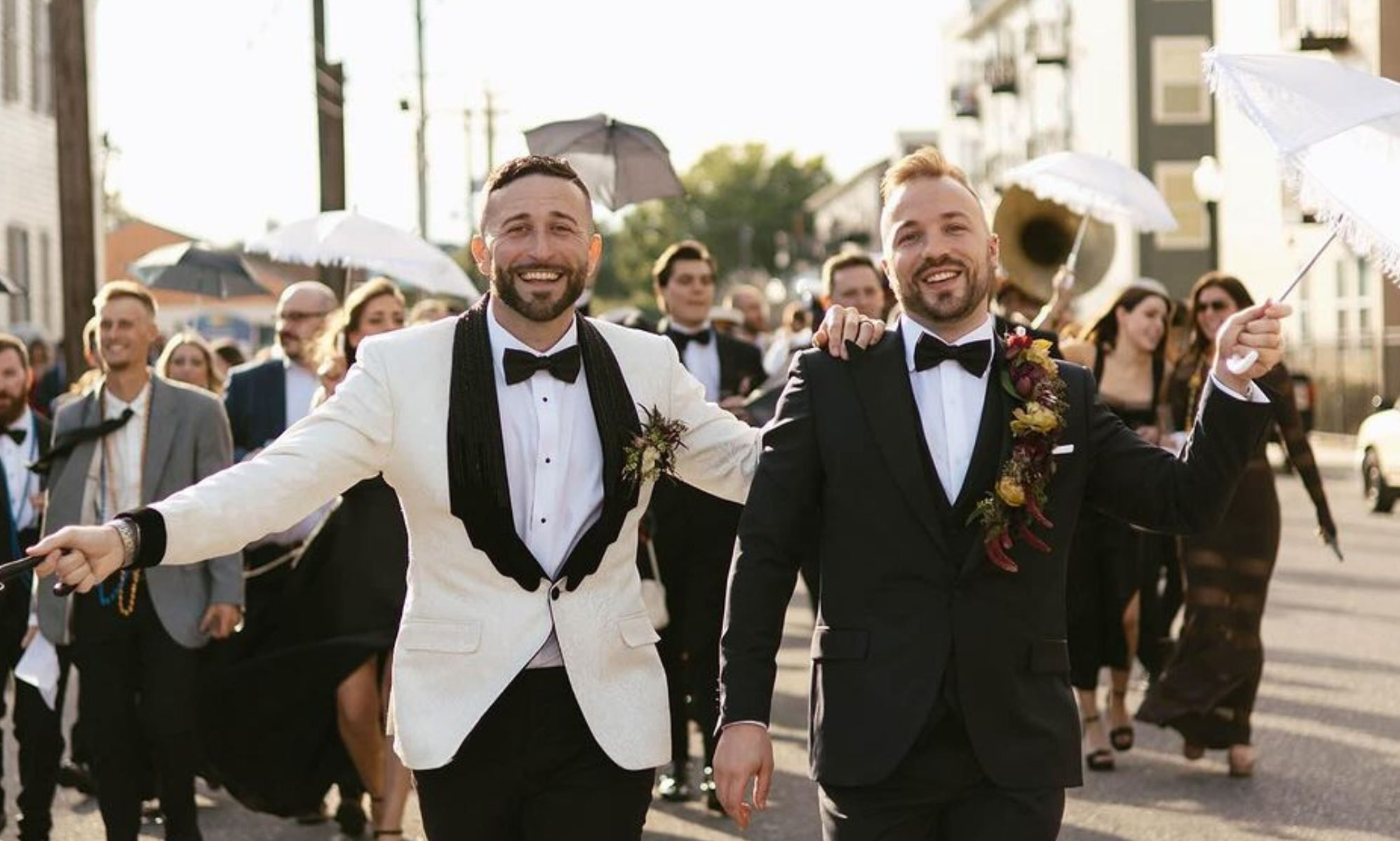 Una ex estrella del béisbol gay se casa con su pareja en una fastuosa boda con banda de jazz