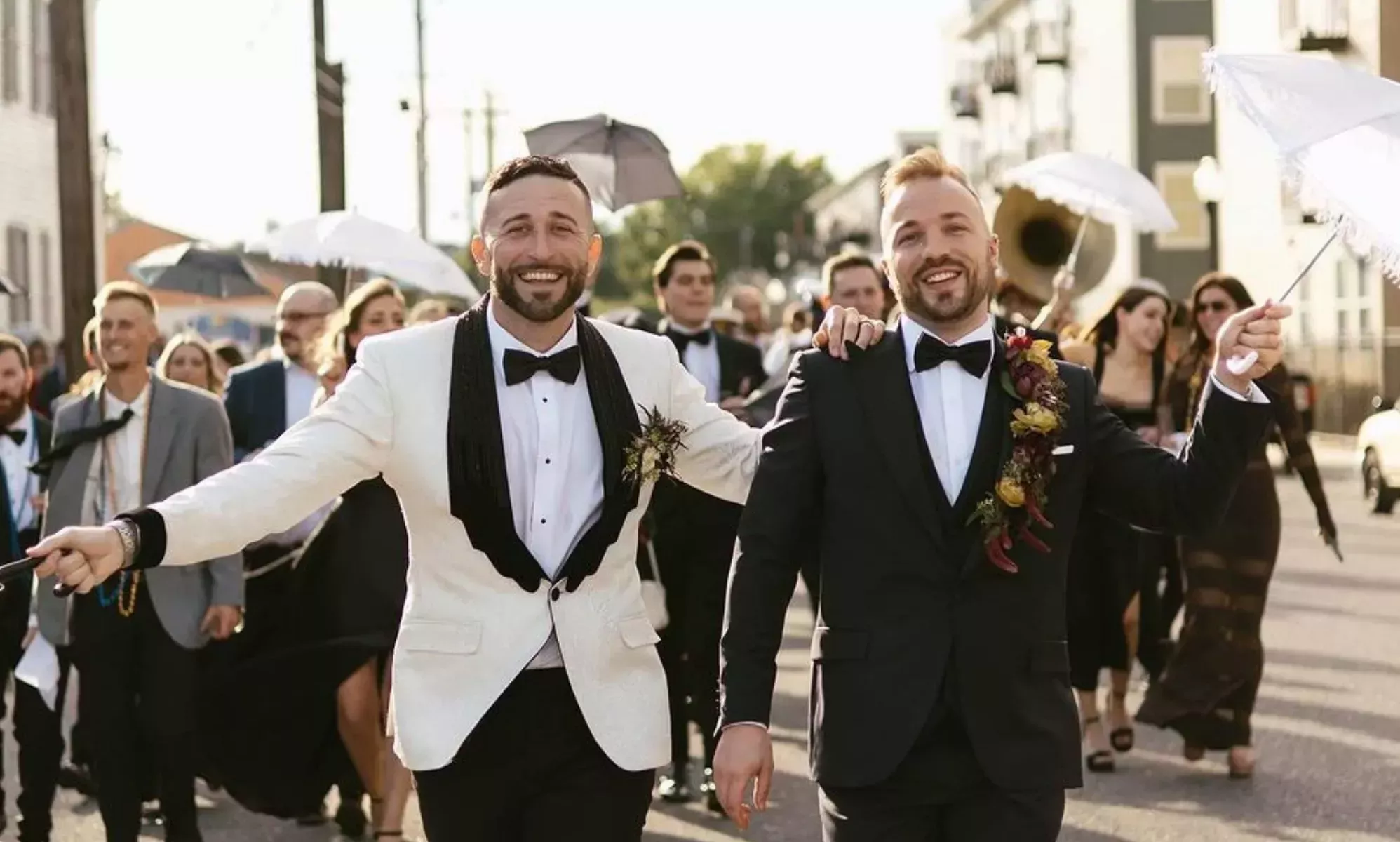 Una ex estrella del béisbol gay se casa con su pareja en una fastuosa boda en Nueva Orleans con banda de jazz