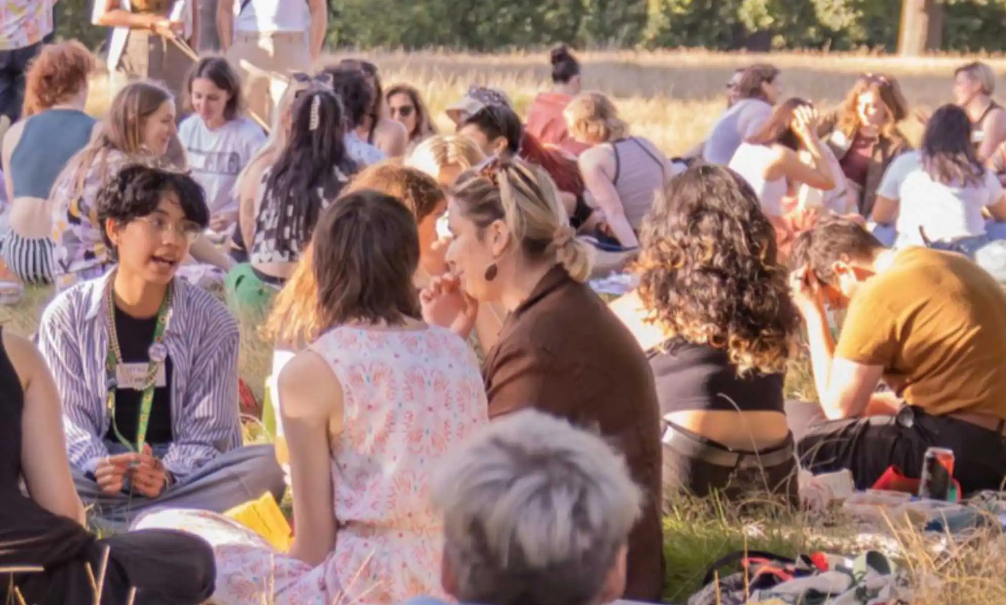 Una lesbiana buscó amistad en Internet: se presentaron unas 400 personas queer