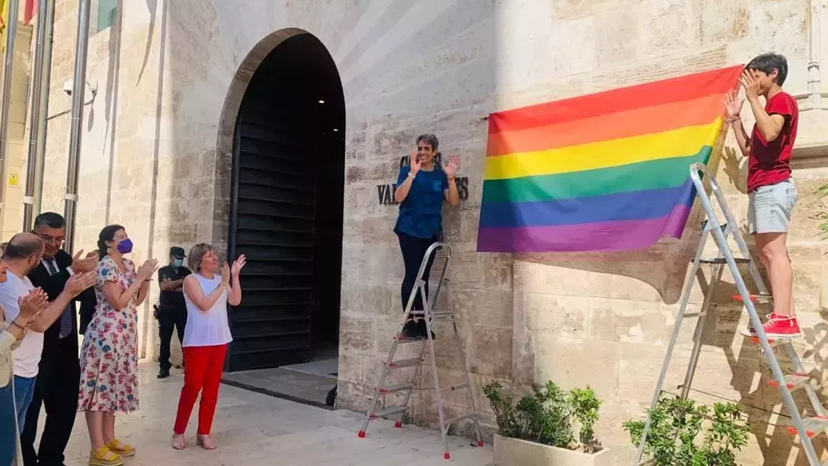 La Batalla Política por la Bandera Arcoíris en las Corts Valencianas