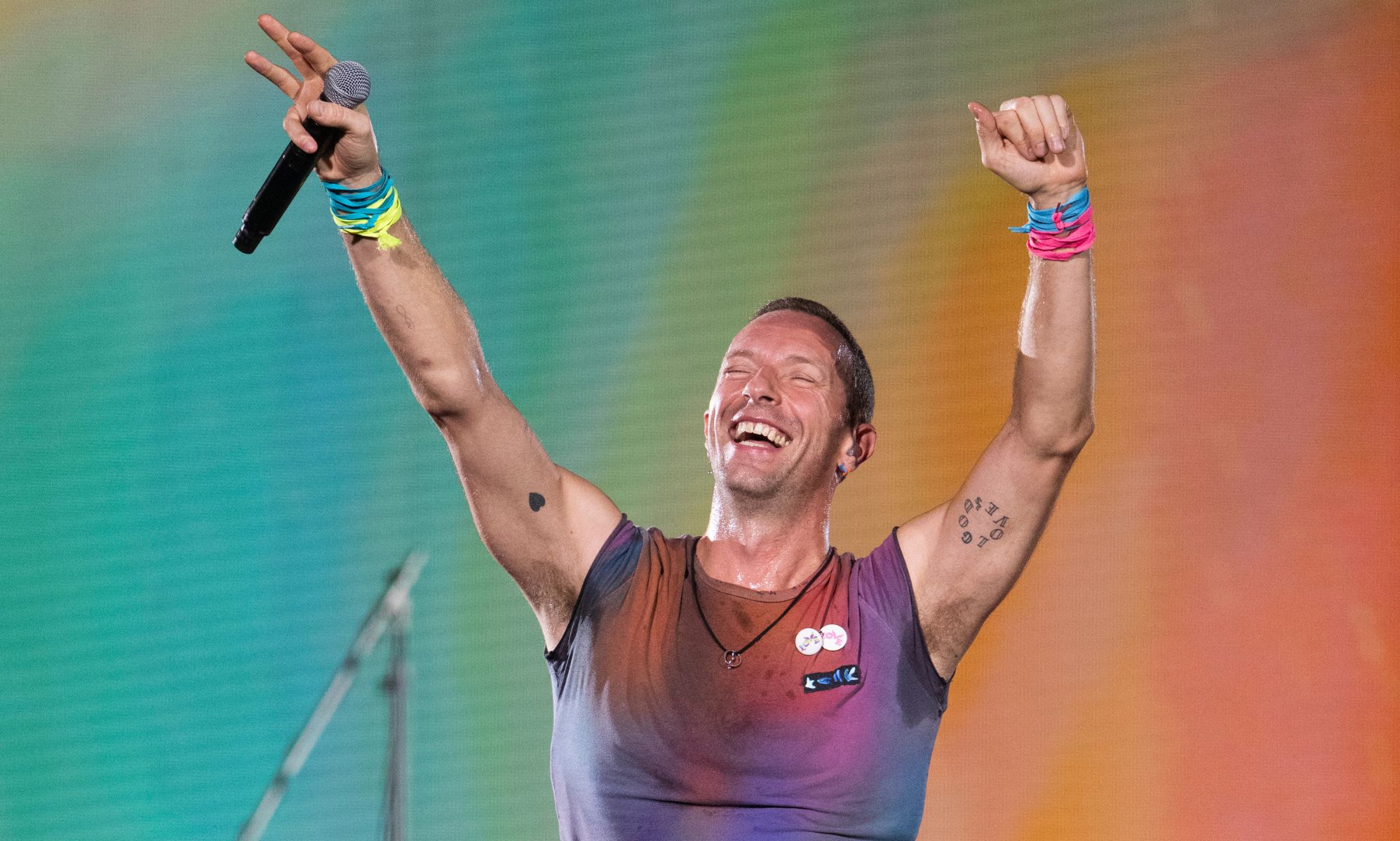 Chris Martin, de Coldplay, elogiado por "cantar a través" de la bandera del Orgullo en un concierto