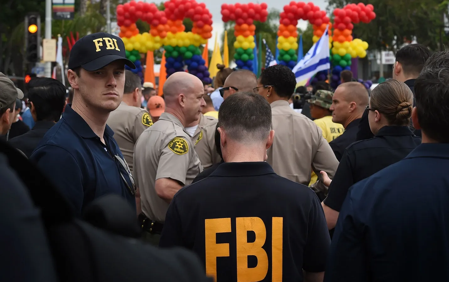 El FBI emite una advertencia terrorista antes de los actos del Orgullo LGBTQ+ en EE.UU.