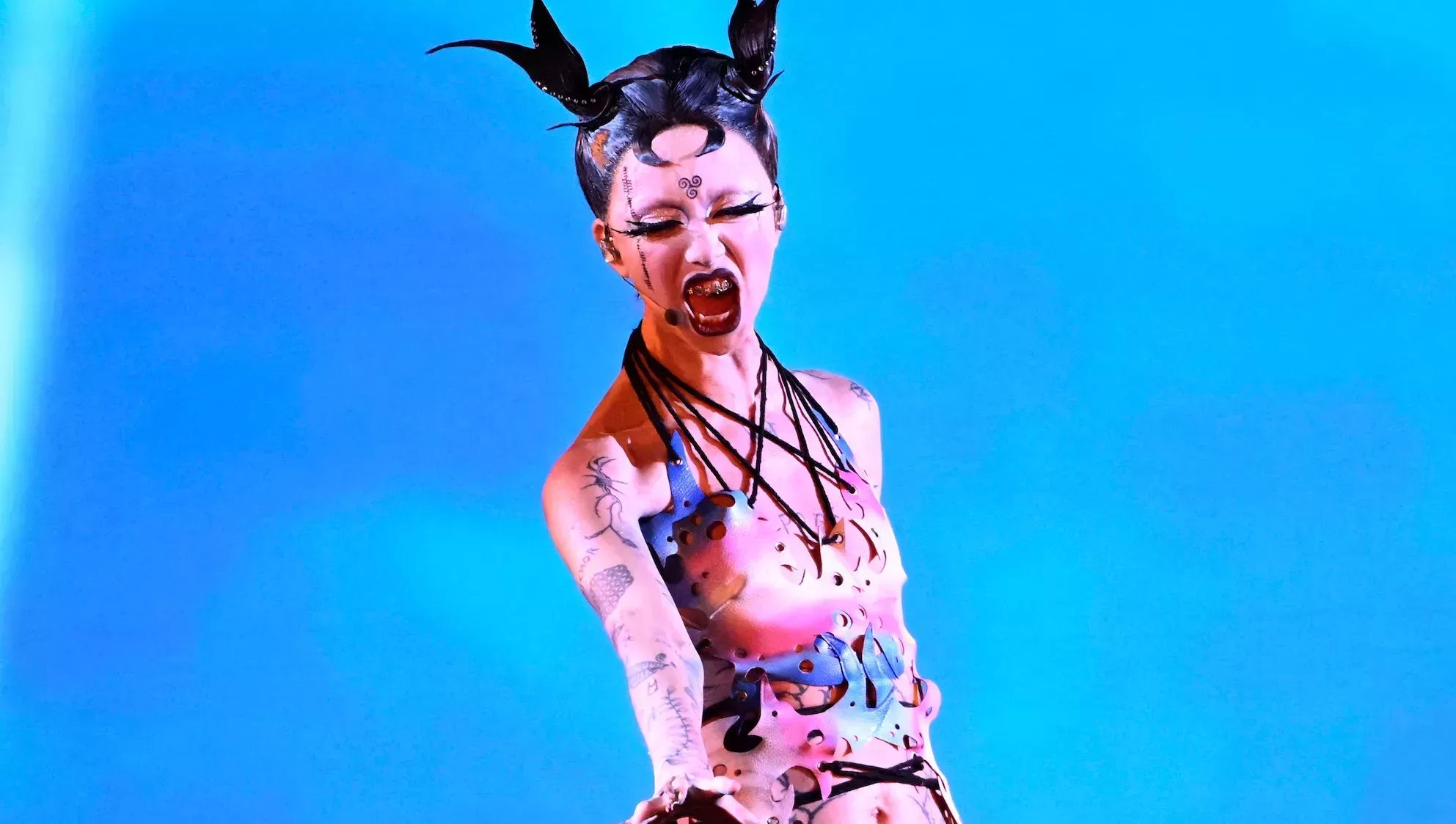 El grupo irlandés no binario de Eurovisión se viste con un traje del Orgullo trans y se asegura un puesto en la final