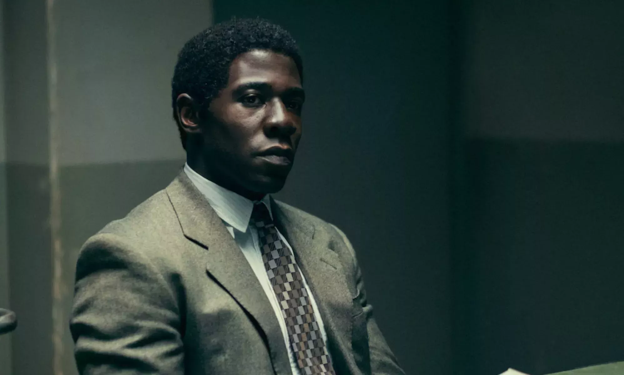 El protagonista de Eric dice que la serie de Netflix le habría hecho sentirse