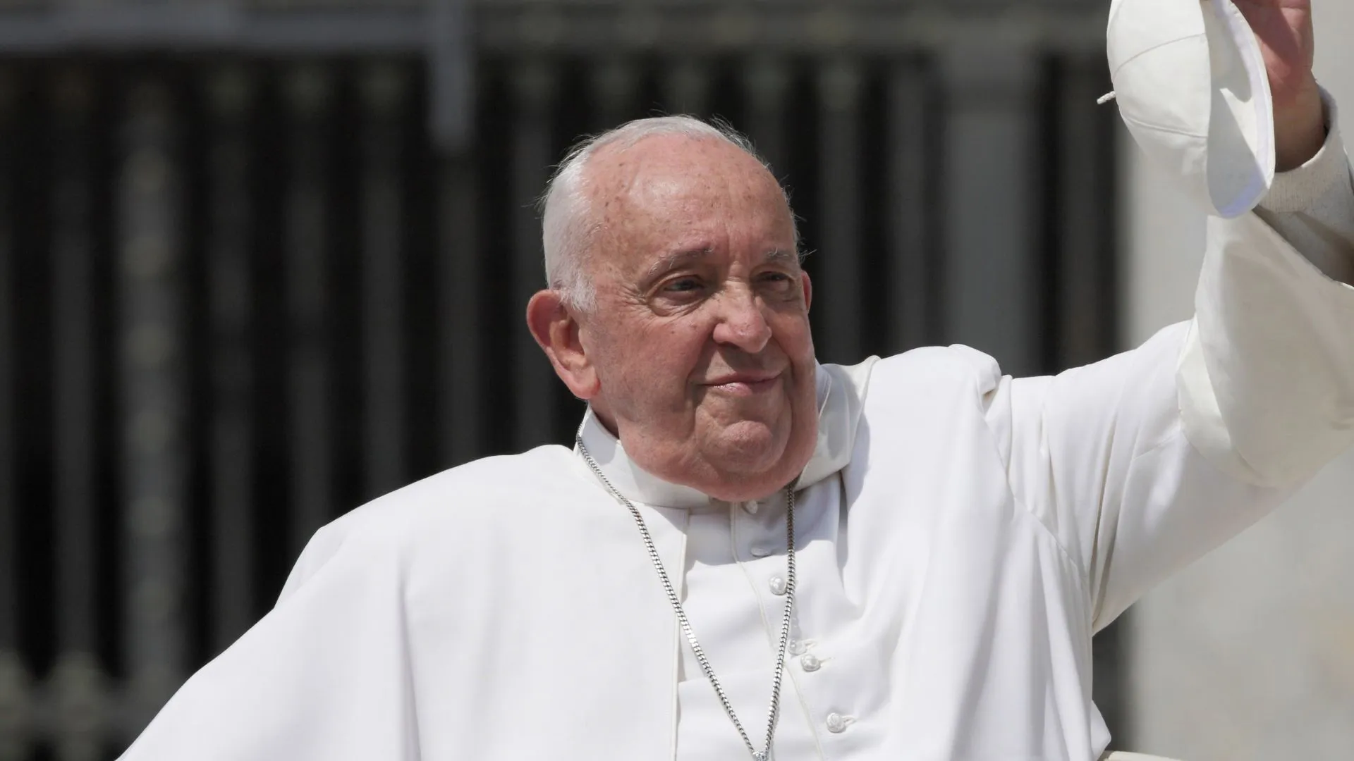 El Vaticano se disculpa después de que el Papa Francisco supuestamente utilizara un insulto gay