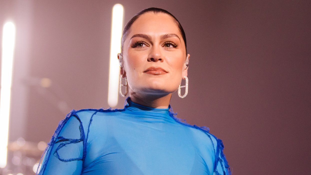 Jessie J canta y se disculpa con su ex novia por llamar fase a la bisexualidad