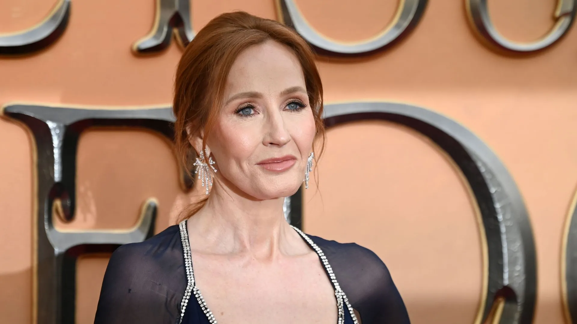 JK Rowling niega haber acosado a un entrenador de fútbol trans al que llamó travesti