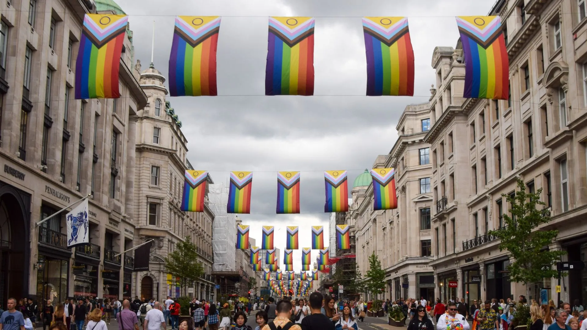 Un grupo cristiano lanza una petición contra las "feas" y "divisivas" banderas del Orgullo en Londres