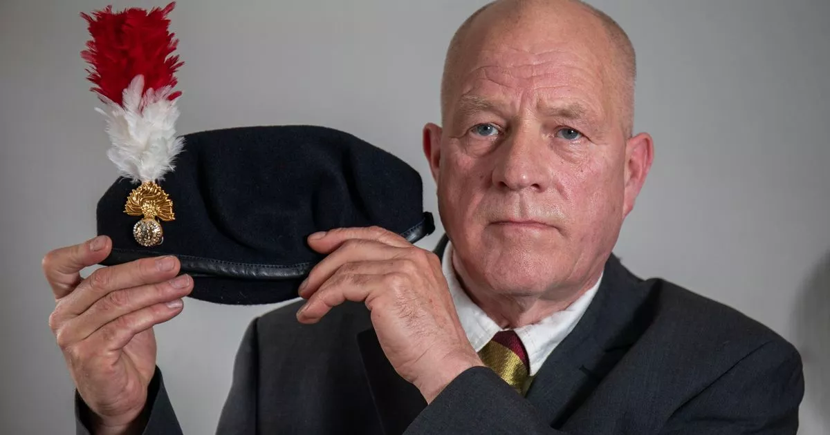 Devuelven el honor a un veterano gay despojado de su insignia militar tras besar a un soldado