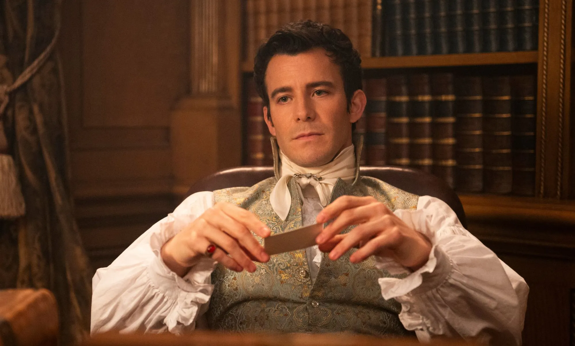 El director de Bridgerton revela el momento en que los guionistas decidieron que Benedict fuera homosexual