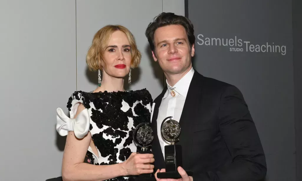 Sarah Paulson and jonathan Groff pose with their Tony Awards together.