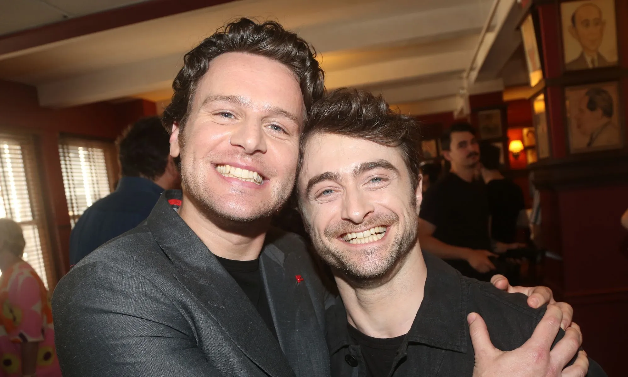 Jonathan Groff da las gracias a Daniel Radcliffe en su emotivo discurso de aceptación de los Premios Tony