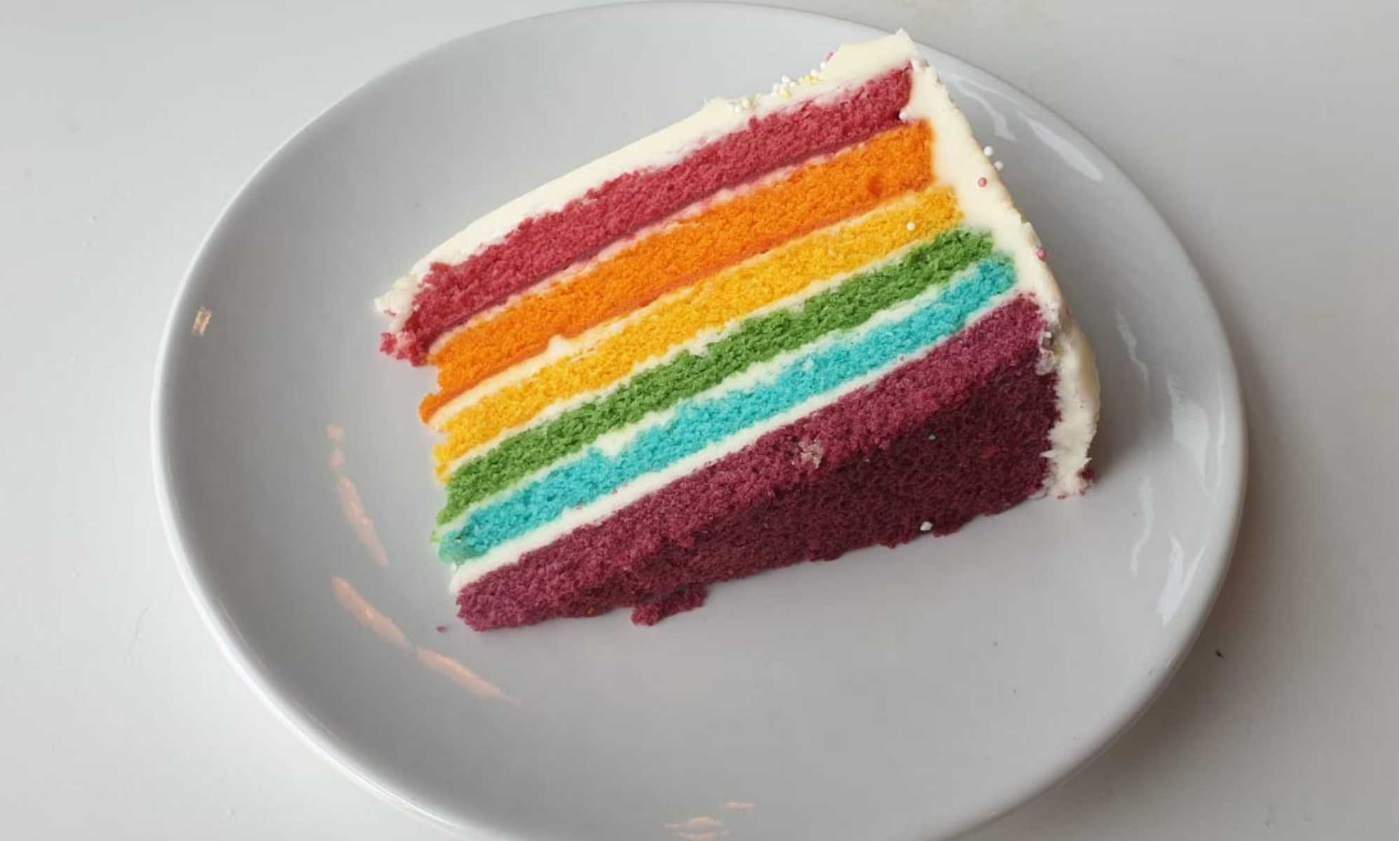 Los intolerantes lloran por la tarta benéfica arco iris del Orgullo de IKEA