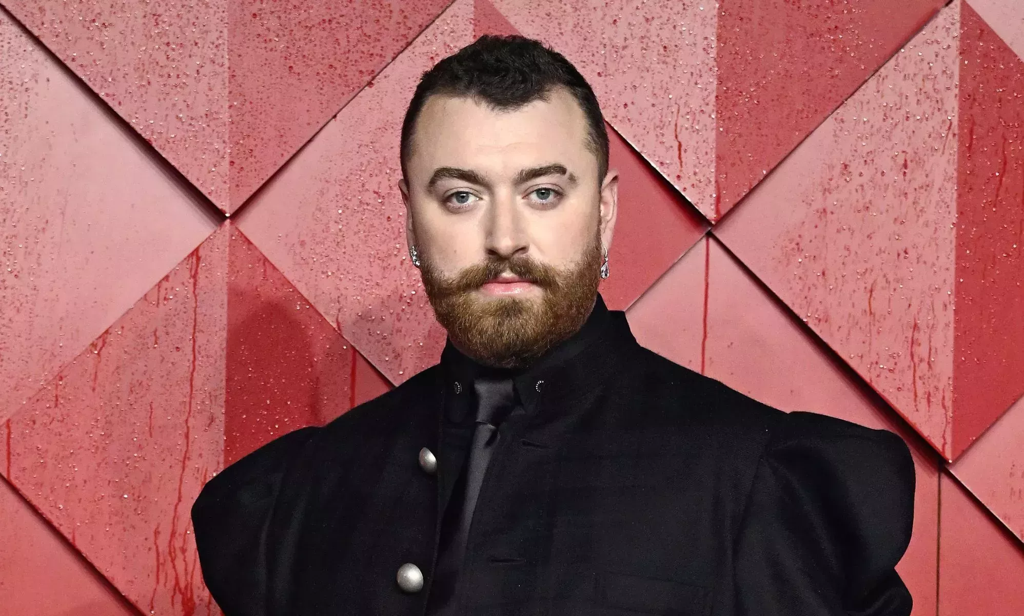 El atrevido retrato de Sam Smith colgado en la National Portrait Gallery: