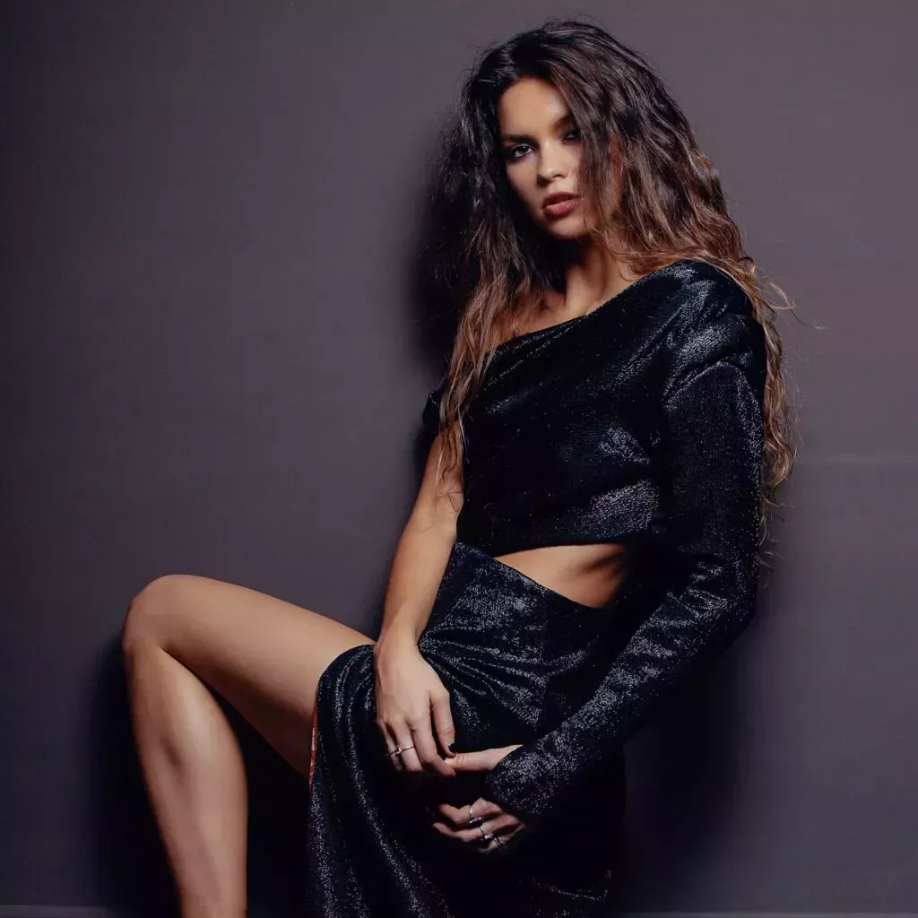 La artista pop queer Keeana Kee inspira a otros a vivir con autenticidad