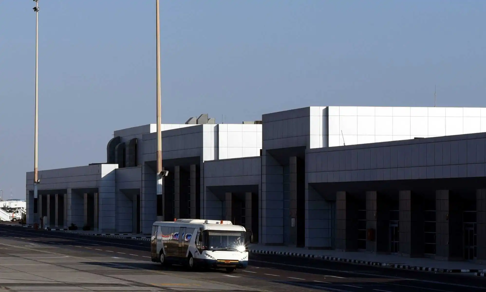 Una joven homosexual de 15 años, "traumatizada" tras ser obligada por los servicios de seguridad del aeropuerto a desnudarse para demostrar que es mujer