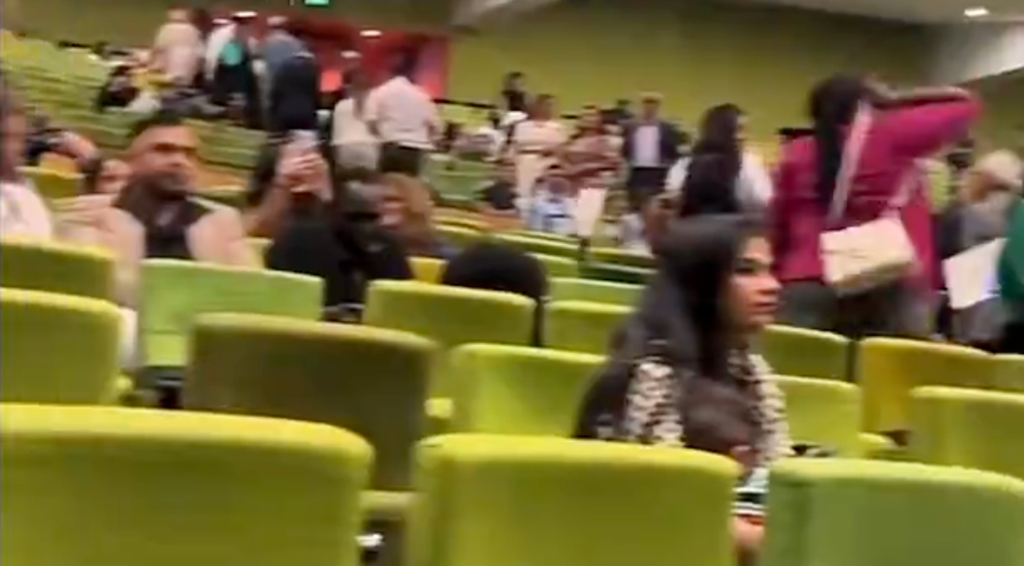 Abandono masivo en una ceremonia de graduación de Australia tras los comentarios antigays del orador