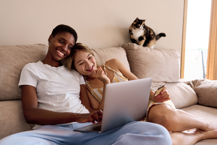 Todas las Películas Navideñas Lesbianas que Pude Encontrar—Aquí está lo Mejor y lo Peor