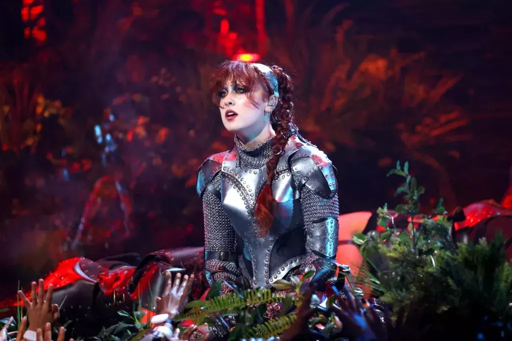 Chappell Roan act&uacute;a en el escenario durante los MTV Video Music Awards 2024 en un traje completo de armadura