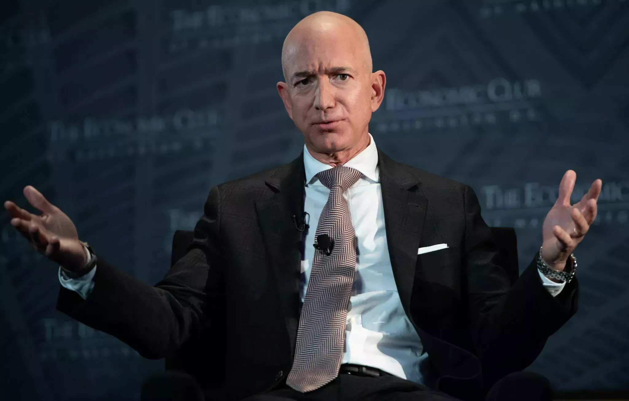 Jeff Bezos elimina el apoyo a los derechos LGBTQ+ y la &lsquo;equidad para las personas negras&rsquo; del sitio web de Amazon