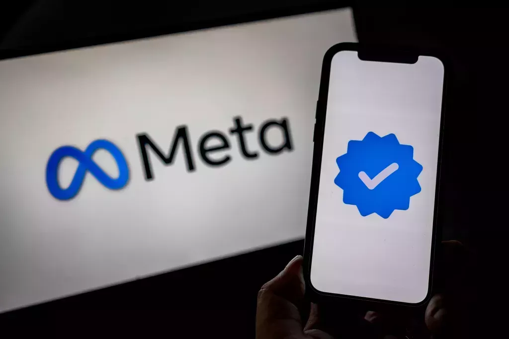 SANTA ROSA, FILIPINAS - 08 DE ENERO: En esta ilustración fotográfica, se ven el logotipo de Meta y su logotipo verificado en las pantallas el 08 de enero de 2025 en Santa Rosa, Filipinas. Meta ha anunciado la interrupción de su programa de verificación de hechos, transitando hacia un modelo impulsado por la comunidad que depende de los usuarios para agregar contexto a las publicaciones potencialmente engañosas, un movimiento destinado a promover la libre expresión. Este cambio significativo de política ha generado preocupaciones entre los expertos sobre el posible aumento de la desinformación y el discurso de odio en las plataformas de Meta, incluyendo Facebook e Instagram.