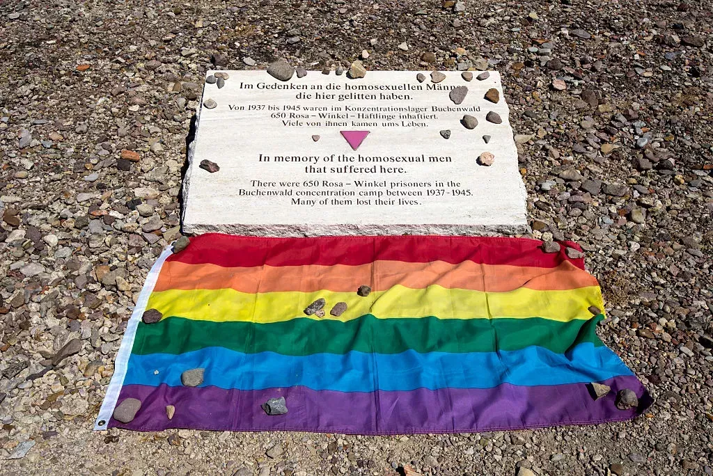 La placa conmemorativa de los homosexuales se coloca donde una vez estuvo uno de los barracones demolidos en el campo de concentraci&oacute;n de Buchenwald.