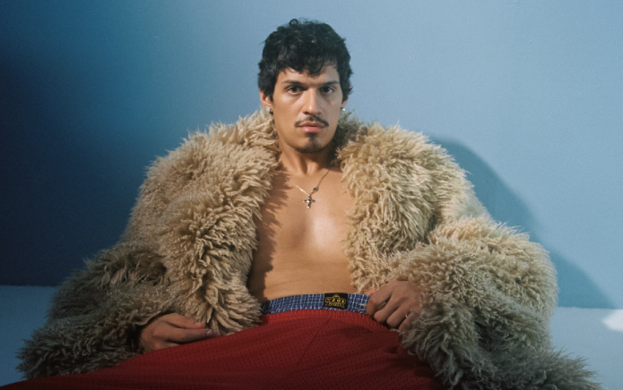 Omar Apollo responde a los "homófobos" molestos por su publicación NSFW promocionando Queer