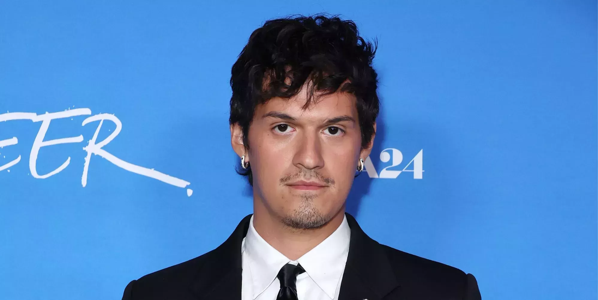 Omar Apollo comparte escena frontal con Daniel Craig para celebrar el lanzamiento de Queer