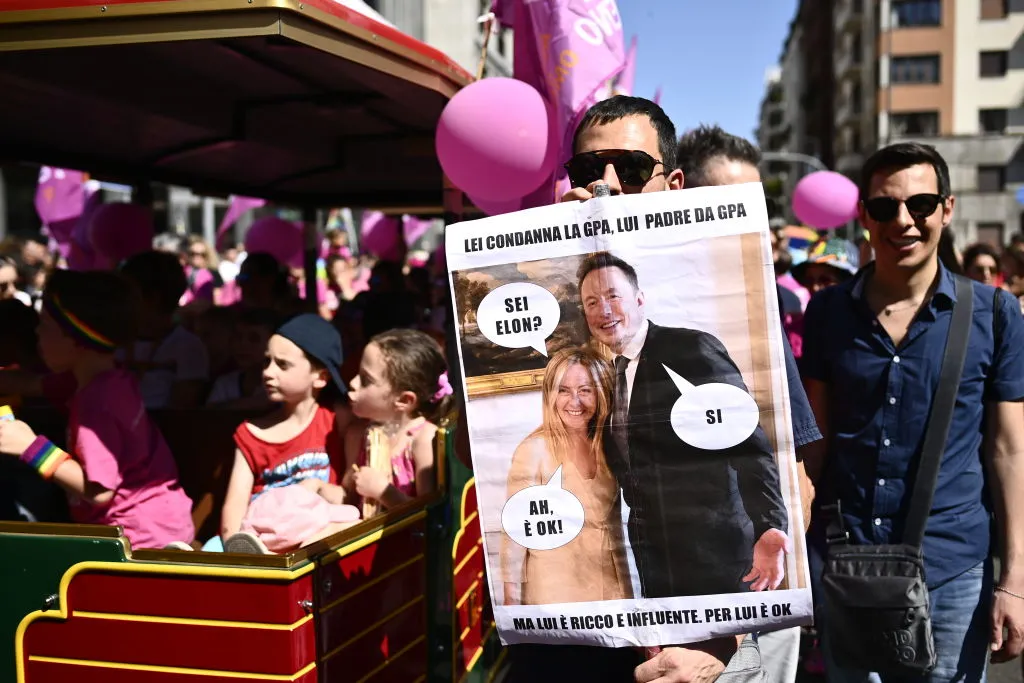 Estudiantes cuelgan una efigie de Elon Musk tras el 'saludo nazi': 'Italia no está bromeando'