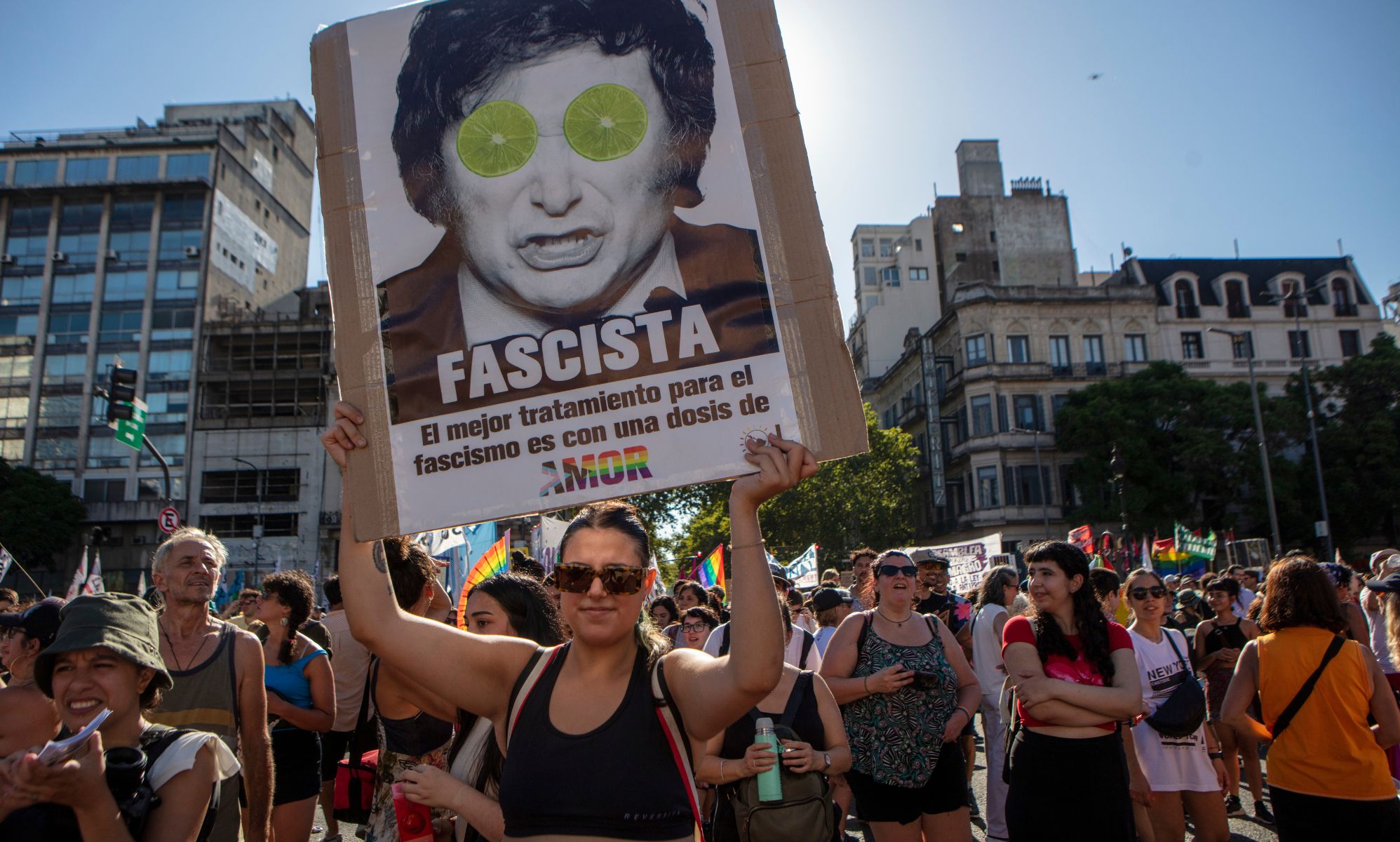 El gobierno de derecha de Argentina prohíbe la atención de género para menores de 18 años