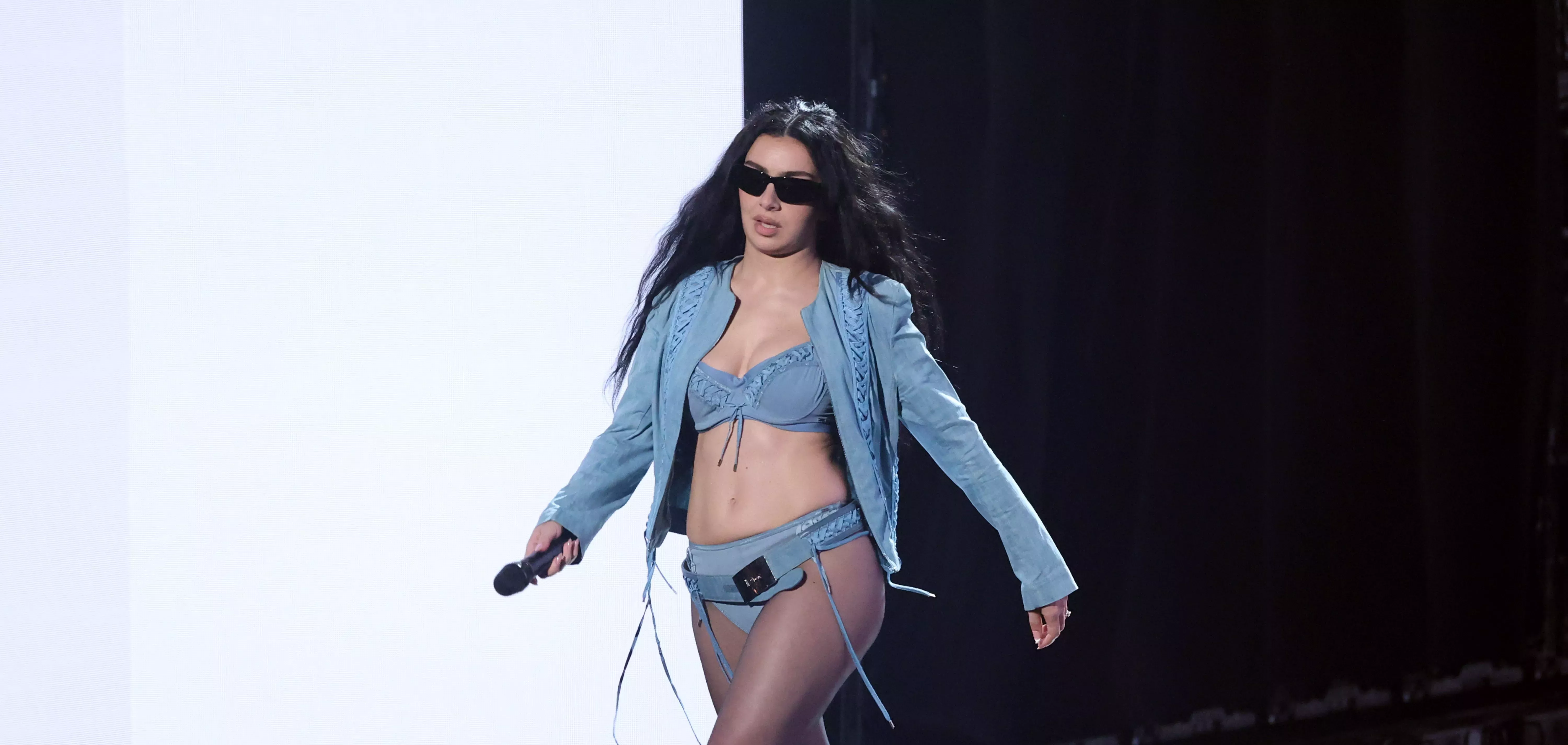 Charli XCX inunda el escenario con ropa interior durante su actuación en los Grammy con Julia Fox y Alex Consani