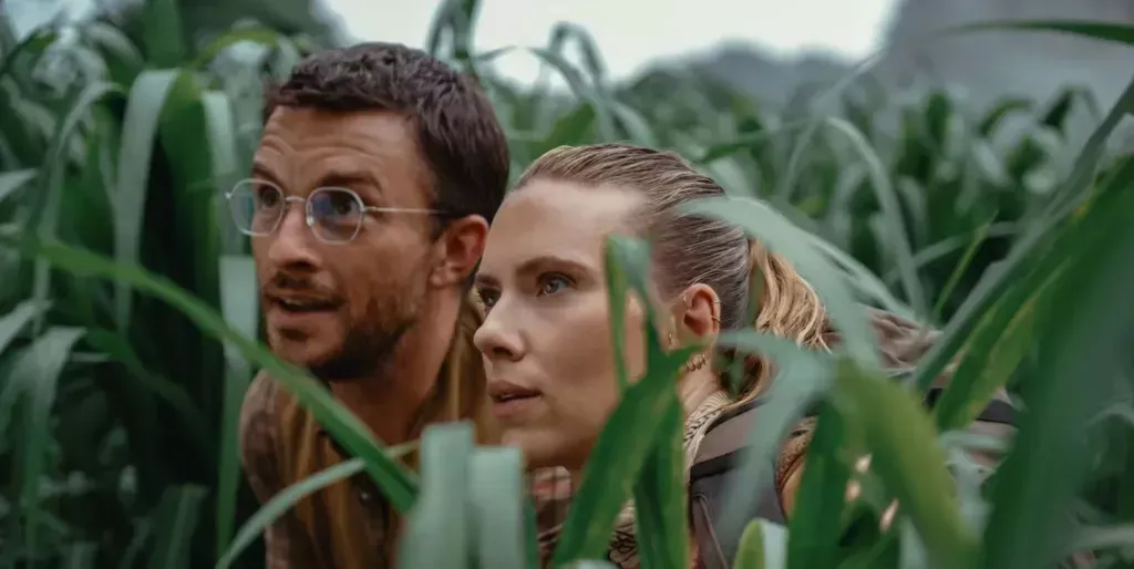 Jonathan Bailey y Scarlett Johansson en Jurassic World Rebirth.