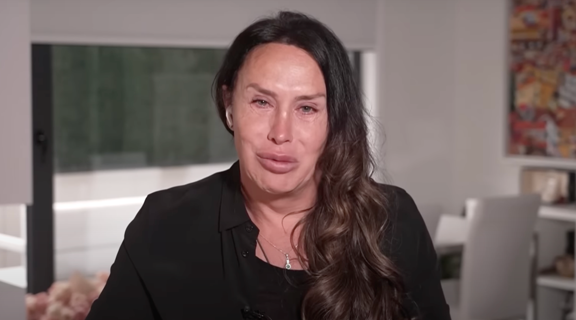 Karla Sofía Gascón se quiebra en lágrimas durante una entrevista con CNN