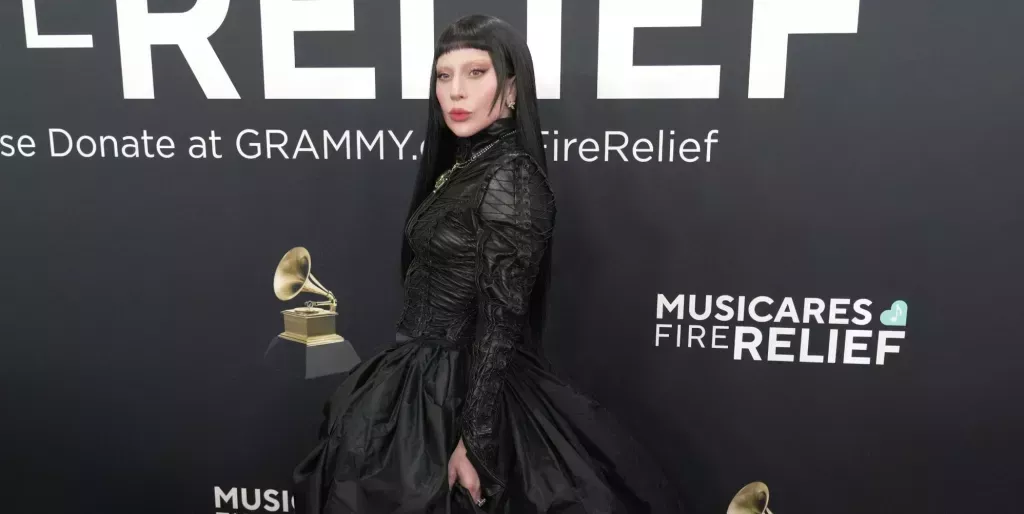 Lady GAGA en un vestido negro con cabello negro en la alfombra roja de los Premios Grammy 2025
