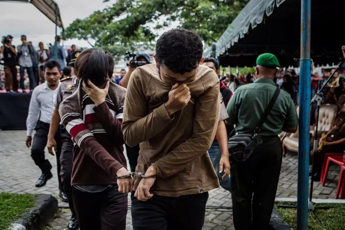Hombre condenado a ser azotado más de 80 veces en Indonesia por tener relaciones sexuales homosexuales