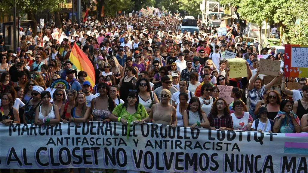Miles de argentinos protestan contra los ataques de Milei al colectivo LGBT y al "feminismo radical": "La calle no se calla"