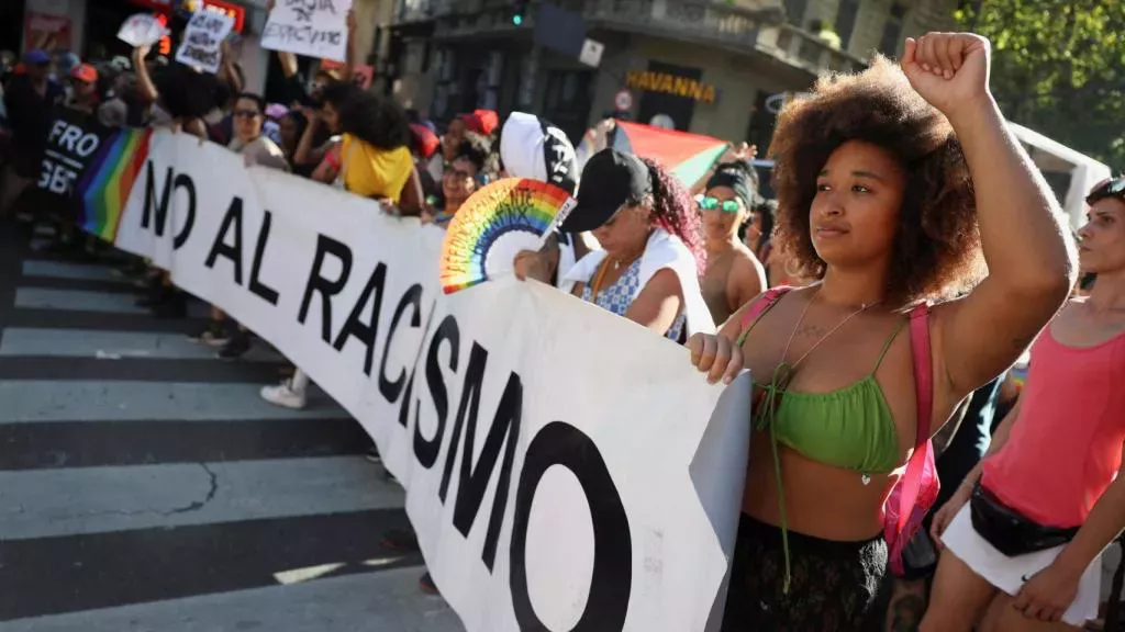 Miles de argentinos protestan contra los ataques de Milei al colectivo LGBT y al "feminismo radical": "La calle no se calla"