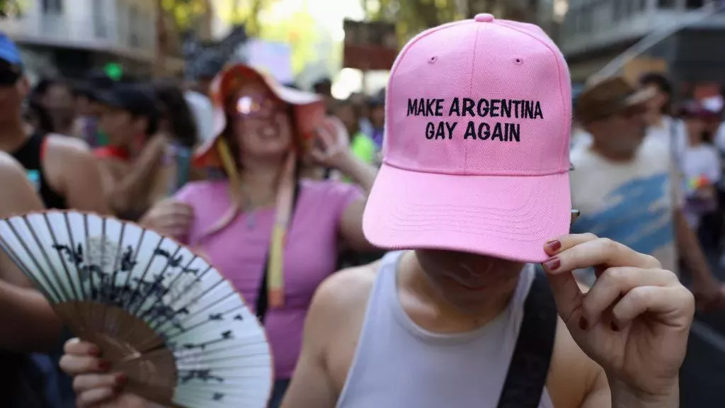 Miles de argentinos protestan contra los ataques de Milei al colectivo LGBT y al "feminismo radical": "La calle no se calla"