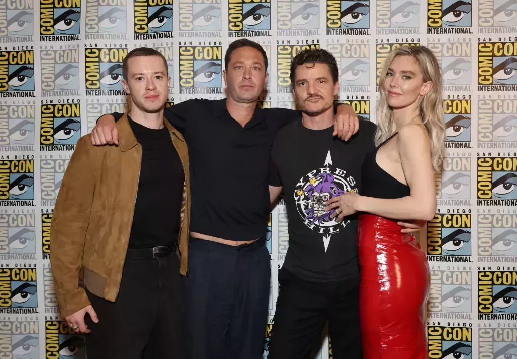 (L-R) Joseph Quinn, Ebon Moss-Bachrach, Pedro Pascal y Vanessa Kirby en el Comic-Con Internacional 2024 en San Diego, California.