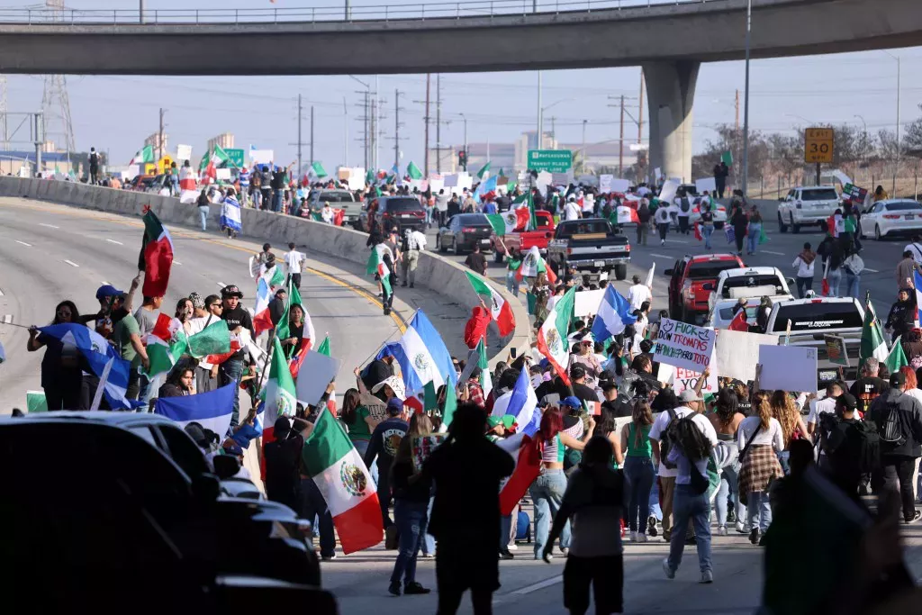 Protestores en la autopista 101 en L.A durante las protestas por inmigración
