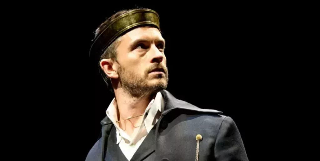 Jonathan Bailey como Ricardo II.