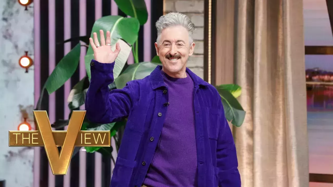 El actor Alan Cumming critica los ataques