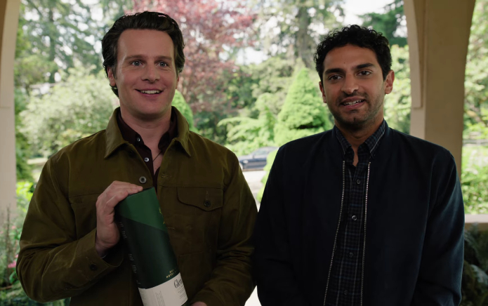 Un Chico Indio Simpático: La comedia romántica de Jonathan Groff y Karan Soni recibe un hilarante primer tráiler