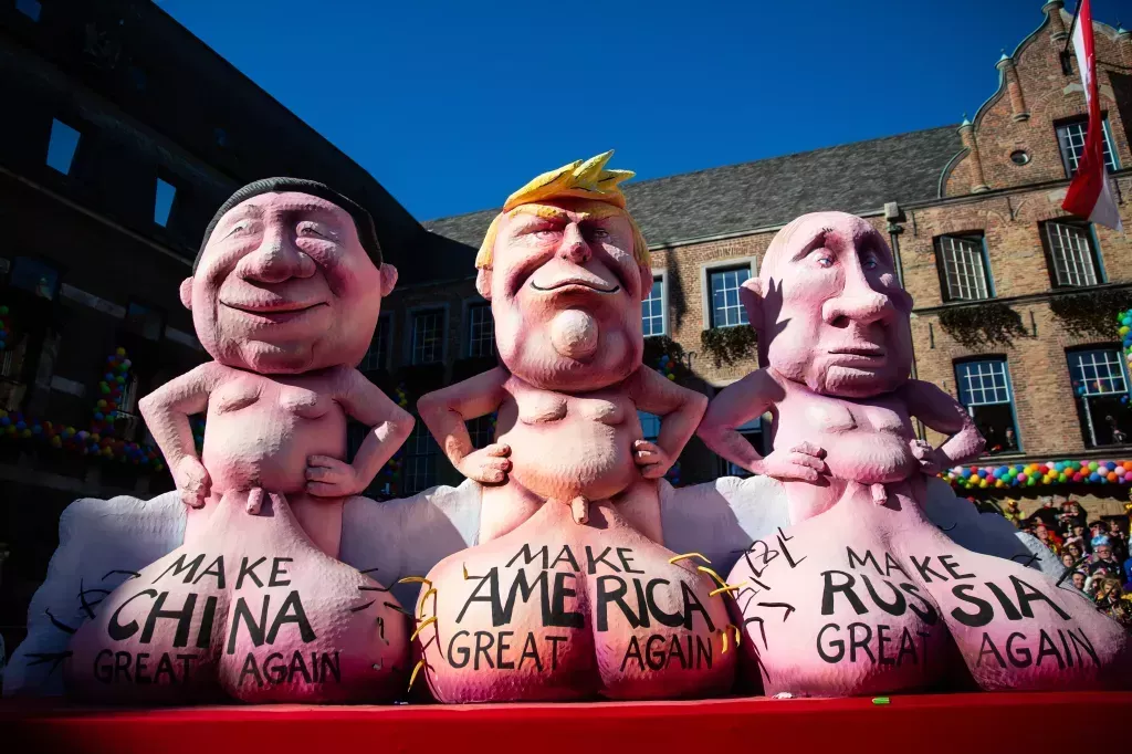 Elon Musk en pa&ntilde;al sosteniendo una bandera con una swastika en un desfile alem&aacute;n.